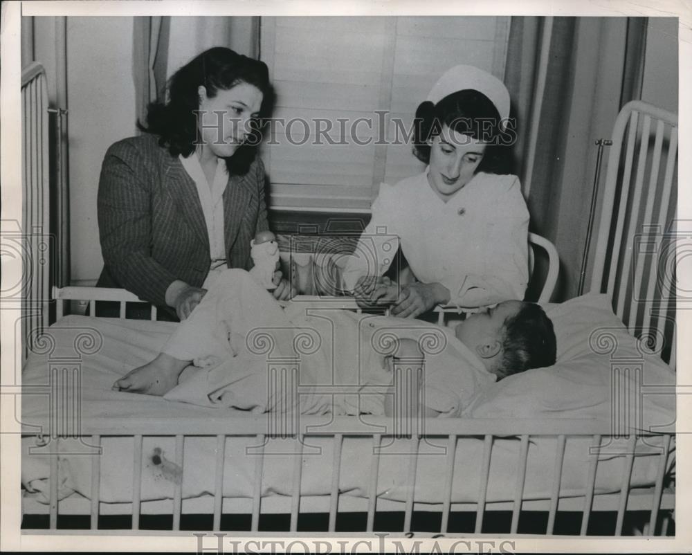 1943 Press Photo Mrs Donald Wilson &amp; Nurse Virginia Hursey Tend To Larry Wilson - Historic Images