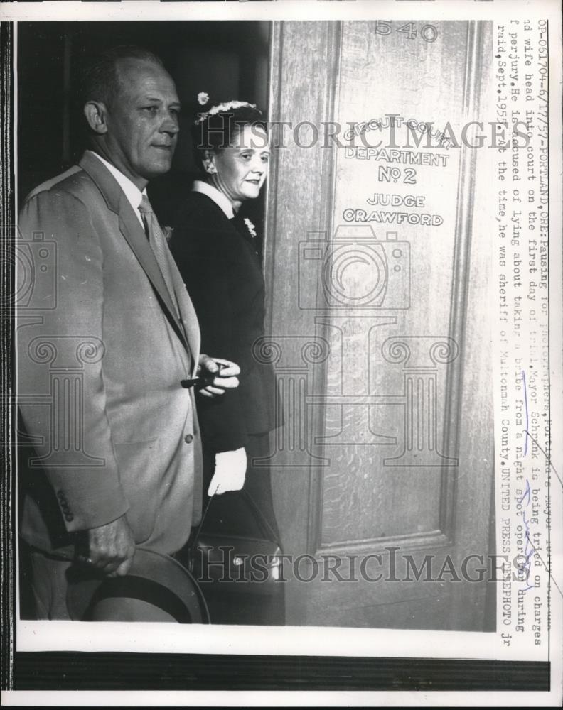 1957 Press Photo Mayor Schrunk first day of trial on perjury - Historic Images