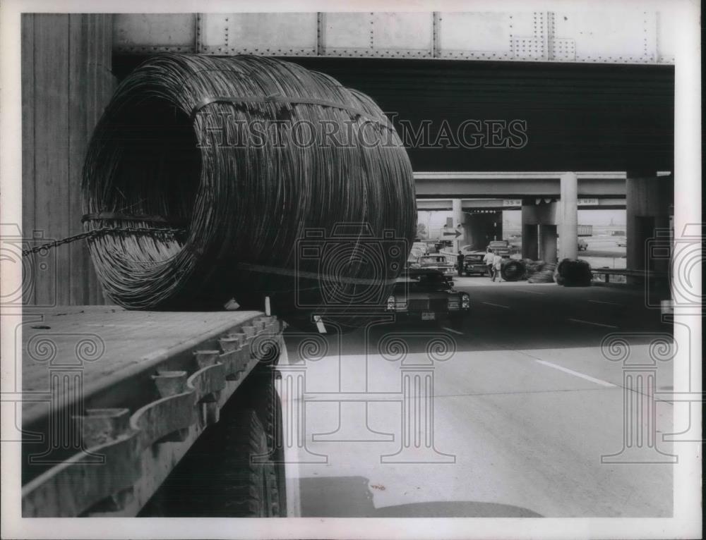 1971 Press Photo Rolls of steel wire fall off truck onto Cleveland road - Historic Images