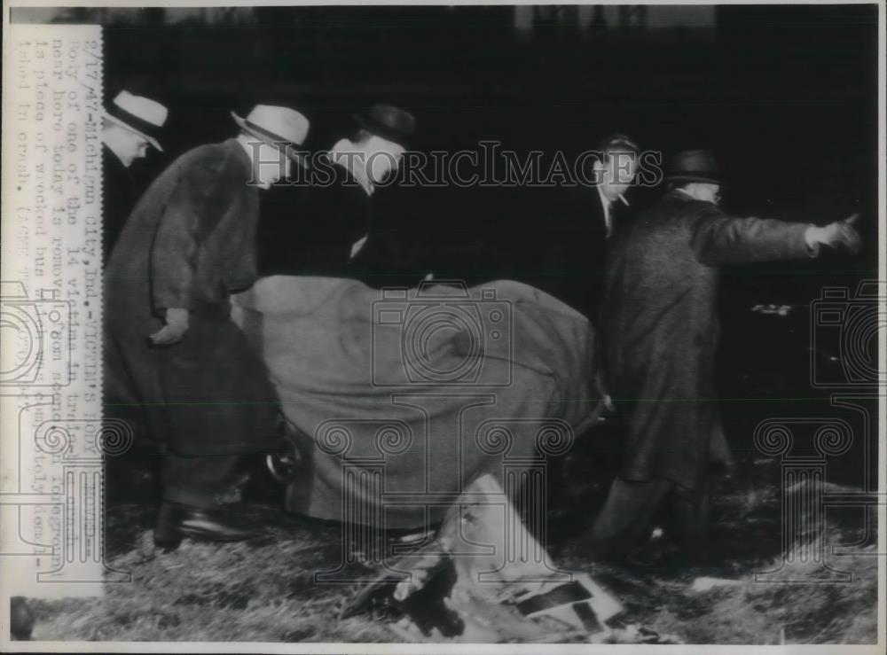 1947 Press Photo Victims Body Found Bus Accident - nec06776 - Historic Images