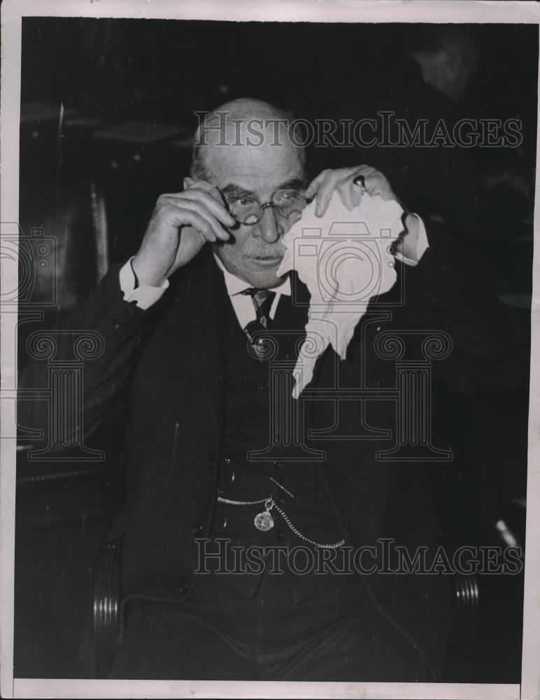 1936 Press Photo John Pierpont Morgan Putting Eyeglasses On As He Testifies - Historic Images