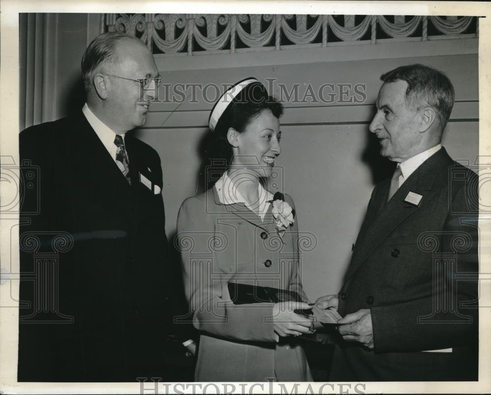 1942 Press Photo Anne Diamond, gold medal for writing from JD Barnum,W Dear - Historic Images