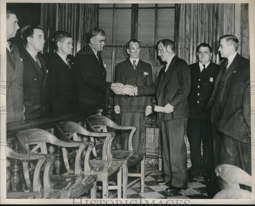 1937 Press Photo Cyrus Lowtrell Handing Indictments To Clerk Russell Gates, - Historic Images