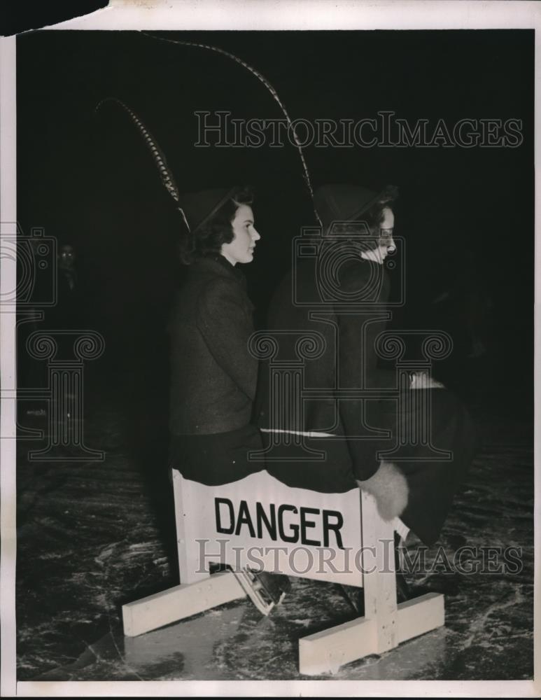 1939 Press Photo Becky Beckwilt and Peggy Walbridge at Wellesley College - Historic Images