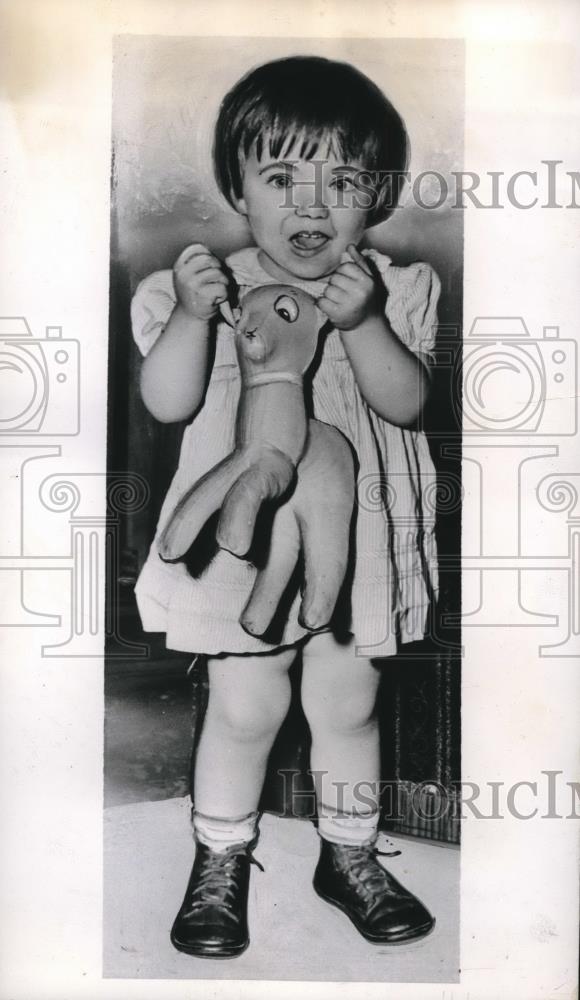 1944 Press Photo Diana McClear tumbled 30 feet from Window SIll uninjured - Historic Images