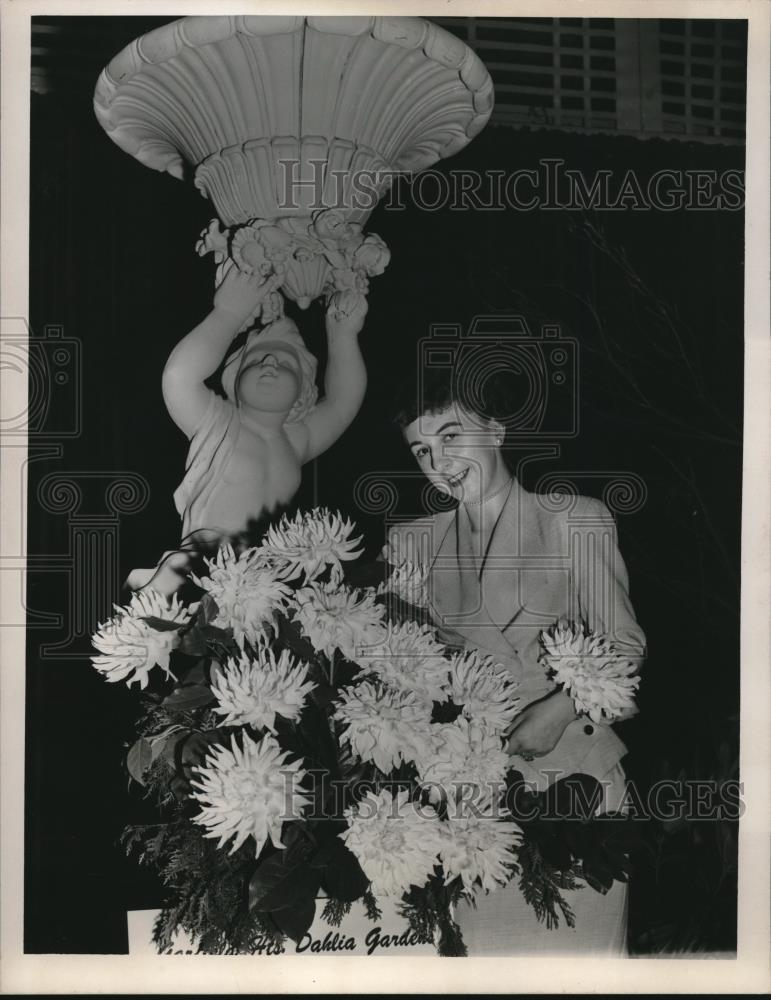 1952 Press Photo Joan Kimball posing with Dahlias at a Flower Show - Historic Images