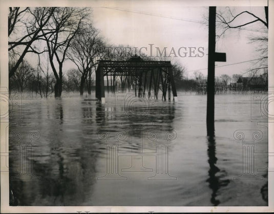 1936 Press Photo Hadley, Mass flooded & high tides approach - nec05070 - Historic Images