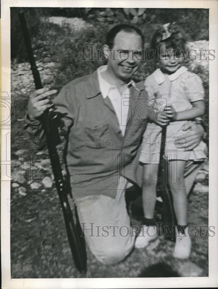 1944 Press Photo Eugen H MacDonald and Shannon Adrienne Carter on shooting trip - Historic Images