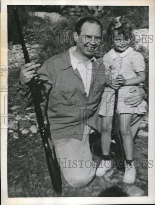 1944 Press Photo Eugen H MacDonald and Shannon Adrienne Carter on shooting trip - Historic Images