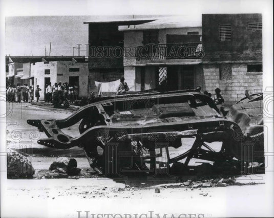 1965 Press Photo Burned Out Vehicle Blocks Street near Santo Dominigo - Historic Images