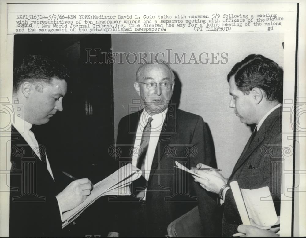 1966 Press Photo Mediator David Cole Talks With Newsmen After News Union Strike - Historic Images