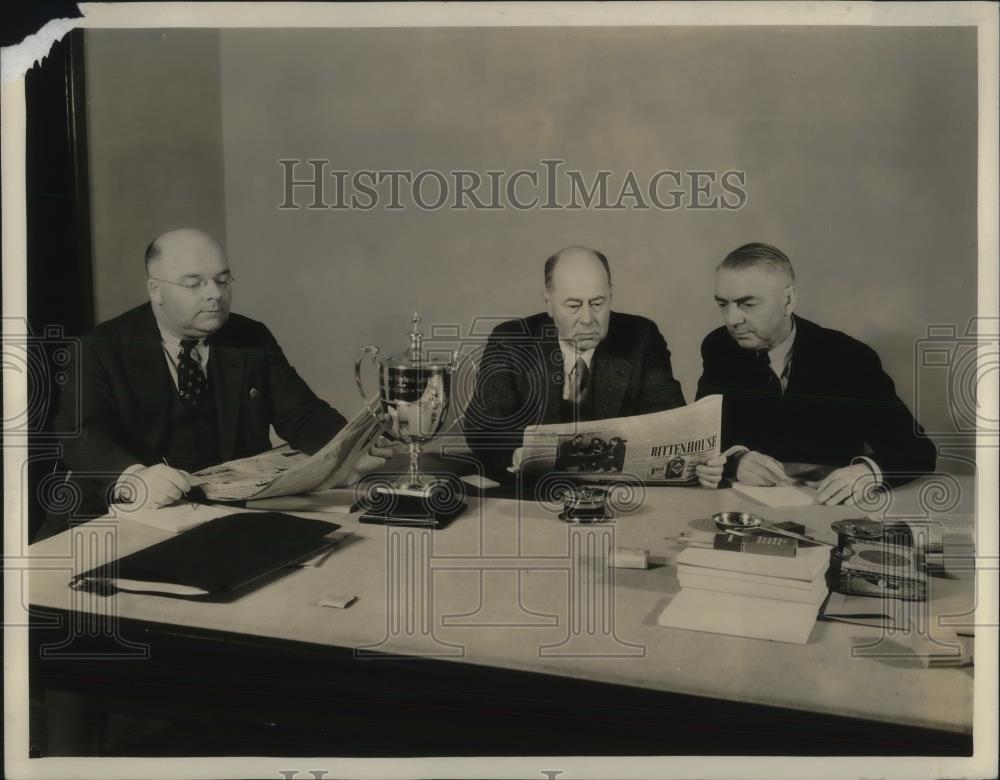 1935 Press Photo judges of Exhibition of Newspaper Typography by Ayor Galleries - Historic Images