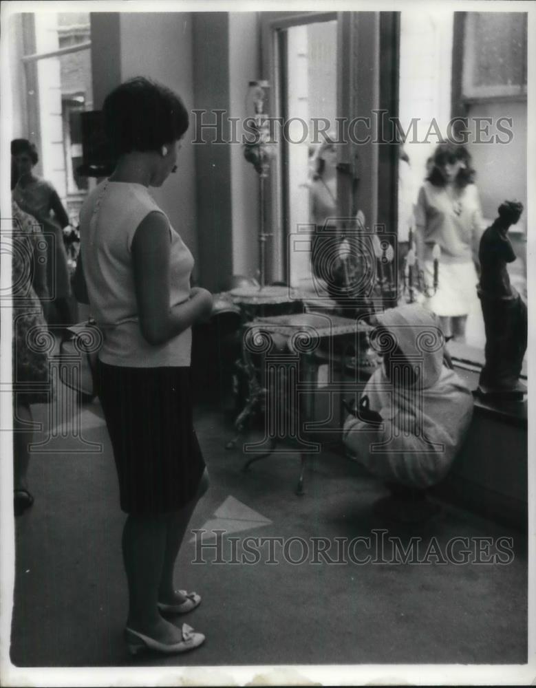 1968 Press Photo Woman Debates Art Purchase In Bucharest Romania Arcade - Historic Images