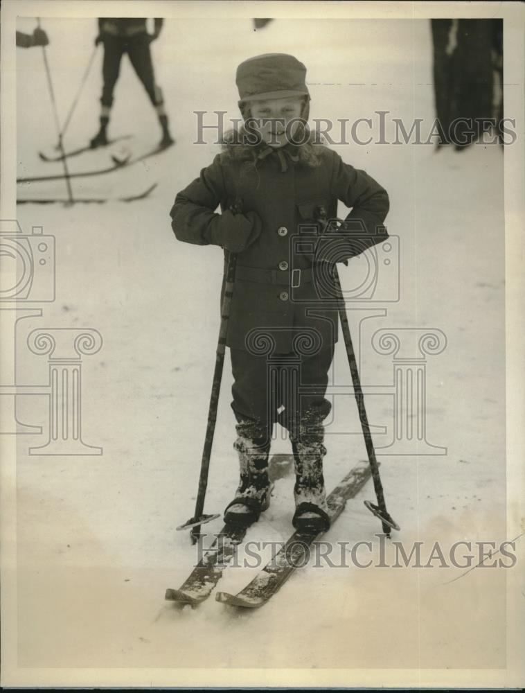 1927 Press Photo Little Eugenia Hendrix at Fisher Island New York Skiing - Historic Images