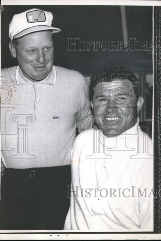 1962 Press Photo Billy Maxwell &amp; Mike Souchak In Club House After Round - Historic Images