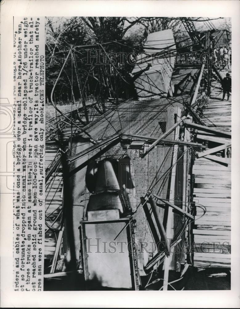 1950 Press Photo Collapsed Wooden Cable Bridge With Tangled Remnants of Old Van - Historic Images