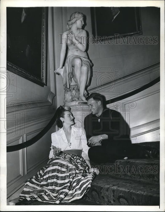 1942 Press Photo Model Doris Beverly and Fireman George Goodman - nec00156 - Historic Images