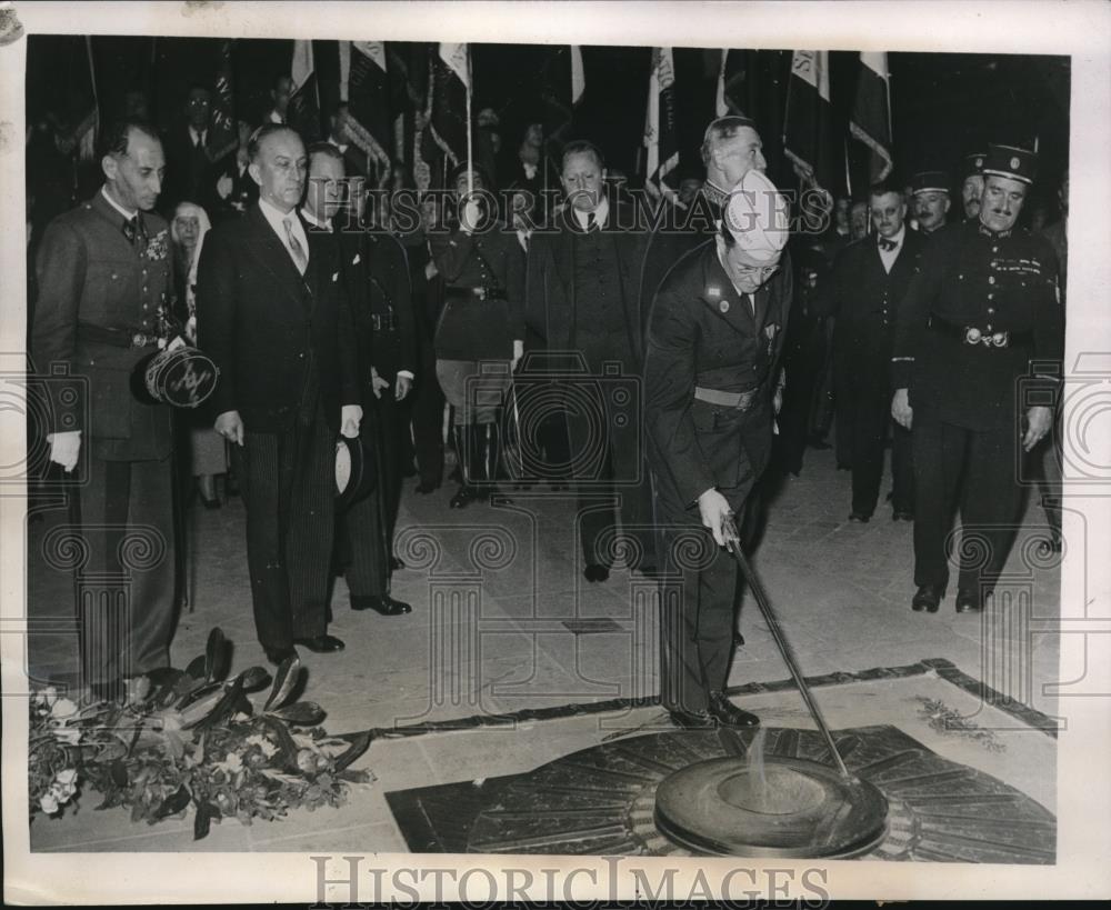 1937 Press Photo Legion Chief pays tribute to French Unknown Soldier - nec11924 - Historic Images