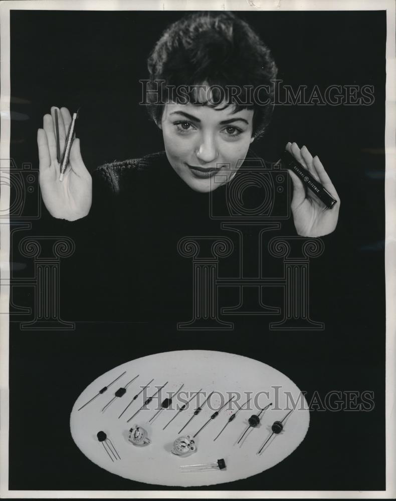 1959 Press Photo Diane Vare Displays GE Radar and Computer Communication Lines - Historic Images