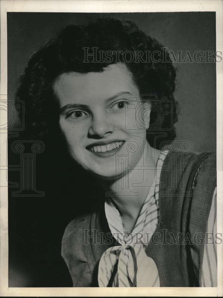 1945 Press Photo Mary Ann Kennedy Female Essay Winner and Aspiring Physician - Historic Images
