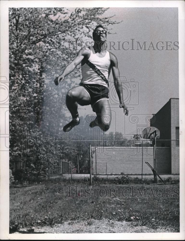 1970 Press Photo Bob Lipscomb Trains in Long Jump for Columbia Track and Field - Historic Images