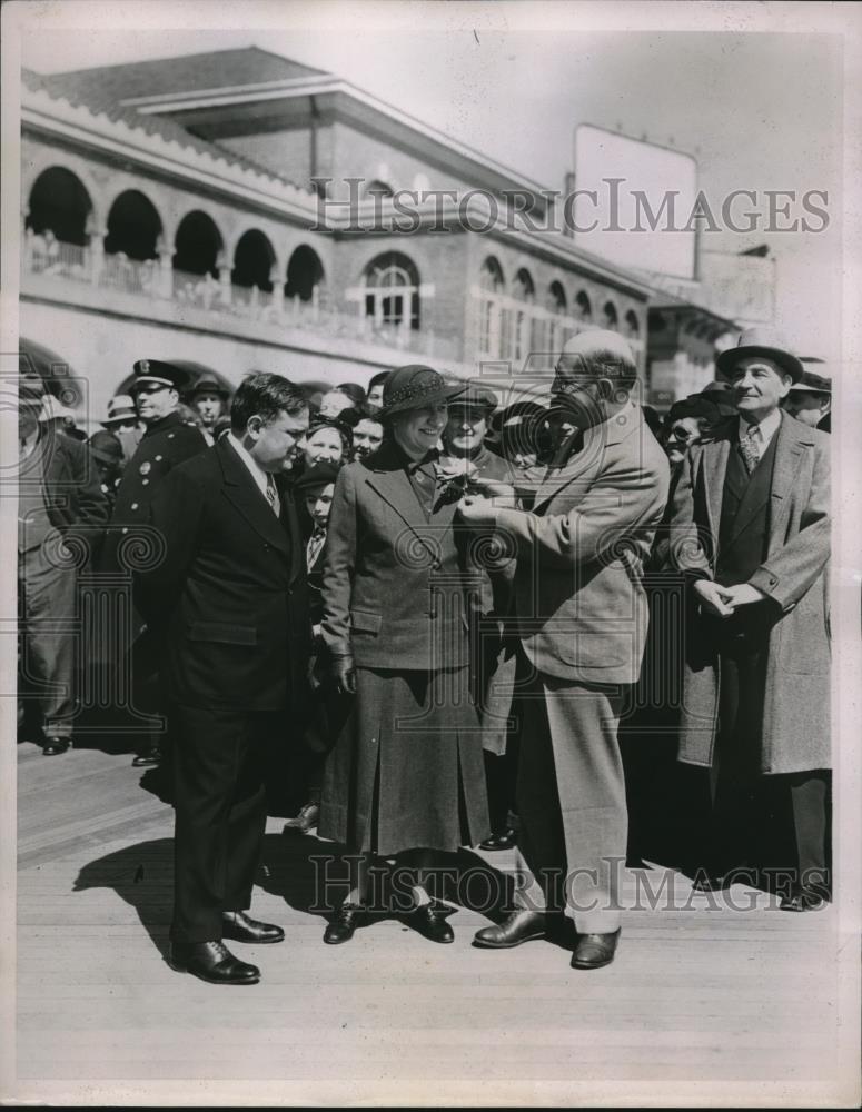 1936 Press Photo Mayor Charles D. White with Mayor and Mrs. F.H. LaGuardia - Historic Images