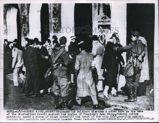 1955 Press Photo Argentine Soldiers Disperse Crowd After Revolt of Pres. Peron - Historic Images