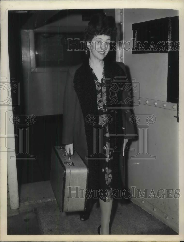 1946 Press Photo Mrs. Annie Irene Mansfeldt leaves San Francisco City Jail - Historic Images