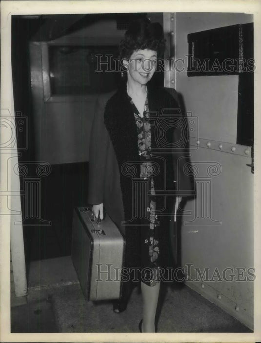 1946 Press Photo Mrs. Annie Irene Mansfeldt leaves San Francisco City Jail - Historic Images