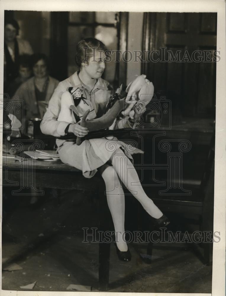 1927 Press Photo Co-Eds of Kindergarten Education Department Make Toys For Chari - Historic Images