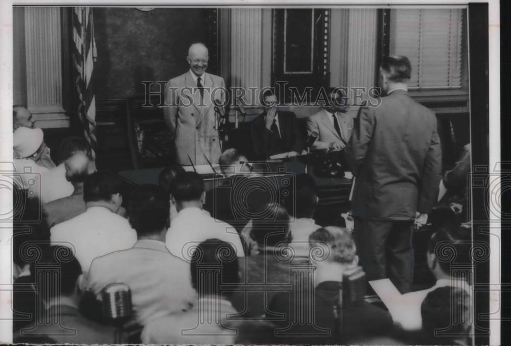 1956 Press Photo Pres. Eisenhower, James Hagerty, Murray Snyder at News Conf. - Historic Images