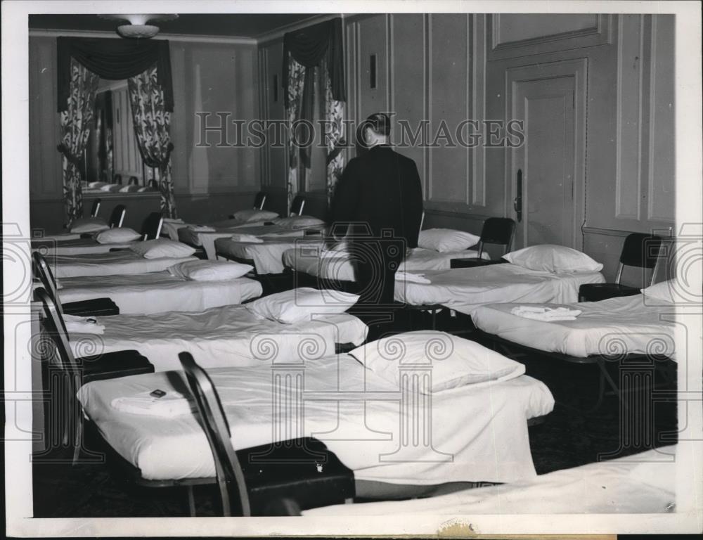 1946 Press Photo Chicago&#39;s Stevens Hotel Set Up Cots for Stranded Air Travelers - Historic Images