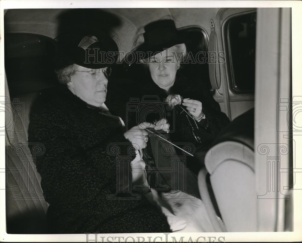 1942 Press Photo Mrs. J. H. Crosby & Mrs. E. M. Smith Knitting in Transit - Historic Images