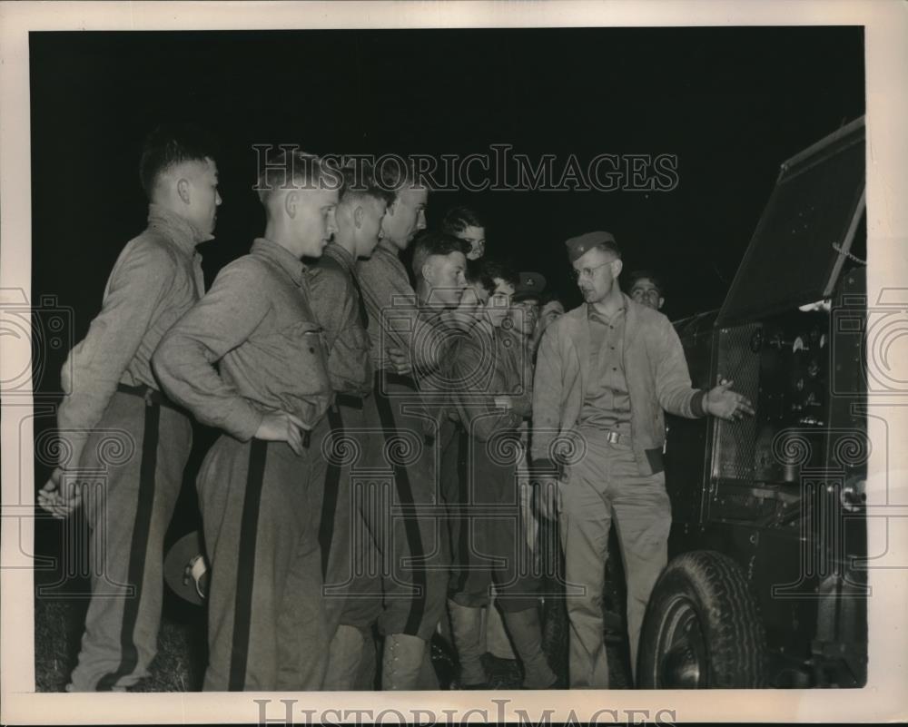 1940 Press Photo Sgt HE Howlett instructs a group of West Point Plebes - Historic Images