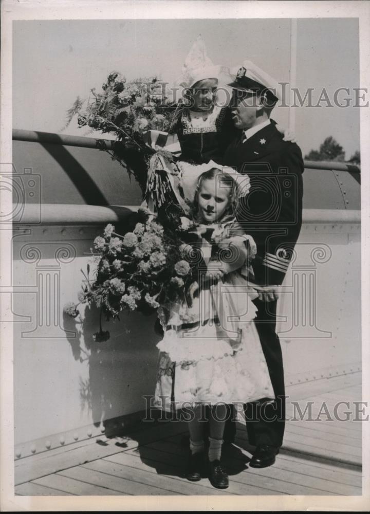 1938 Press Photo Little Girls Present Commodore Johannes J. Bigl With Flowers - Historic Images