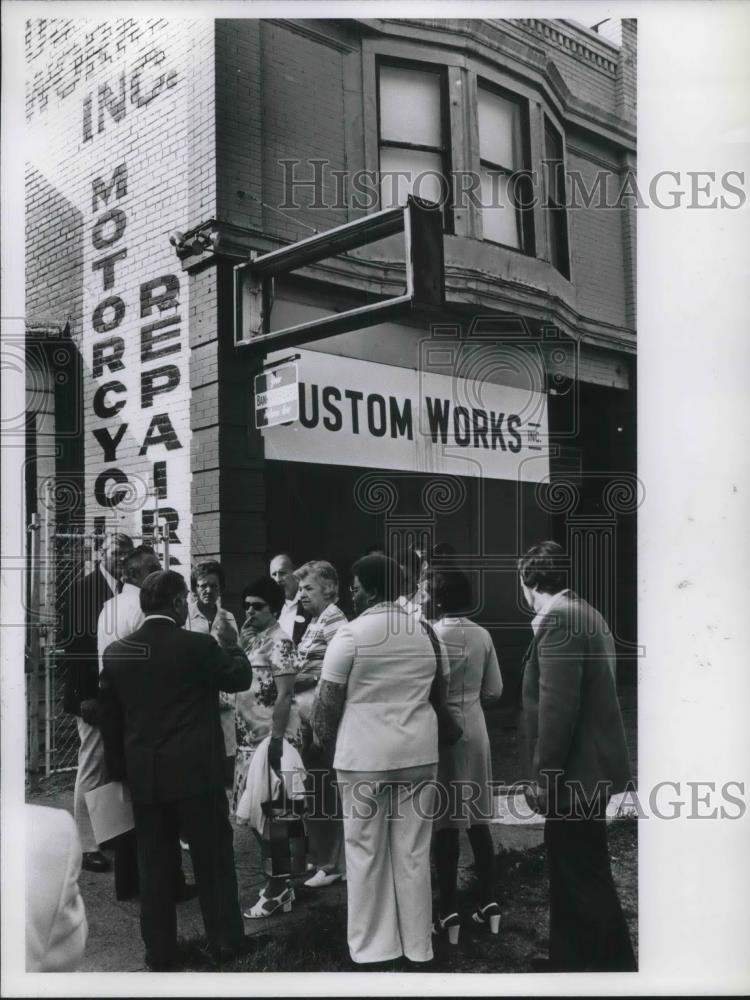 1976 Press Photo Hells Angel Trial Jury Visits Motorcycle Repair Shop Site - Historic Images