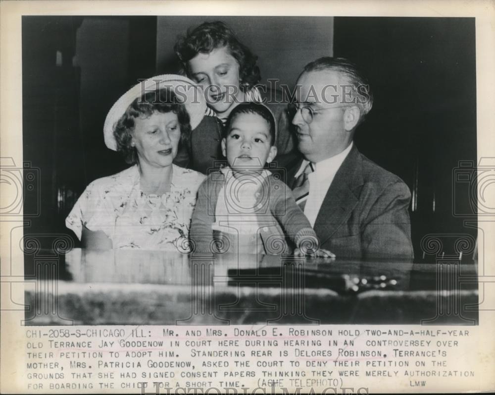 1948 Press Photo Mr &amp; Mrs Dnald Robinson holding Terrance Jay Goodenow in court - Historic Images