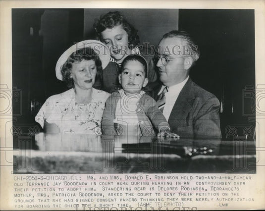 1948 Press Photo Mr & Mrs Dnald Robinson holding Terrance Jay Goodenow in court - Historic Images