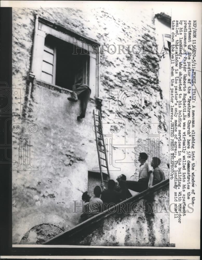 1958 Press Photo Pastor Umberto Roghetti&#39;s Walled-In Apartment - Historic Images