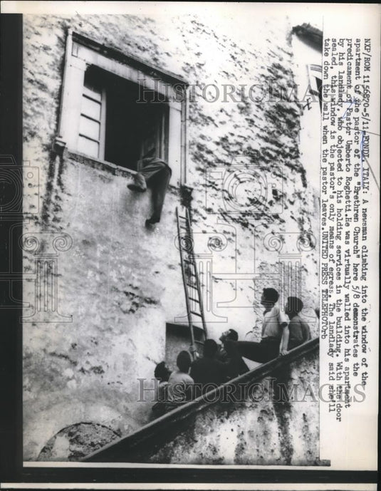 1958 Press Photo Pastor Umberto Roghetti's Walled-In Apartment - Historic Images