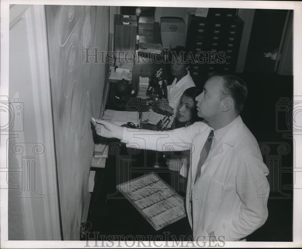 1963 Press Photo Cytologist Dr Herbert Nieburgs New System to Detect Cancer - Historic Images