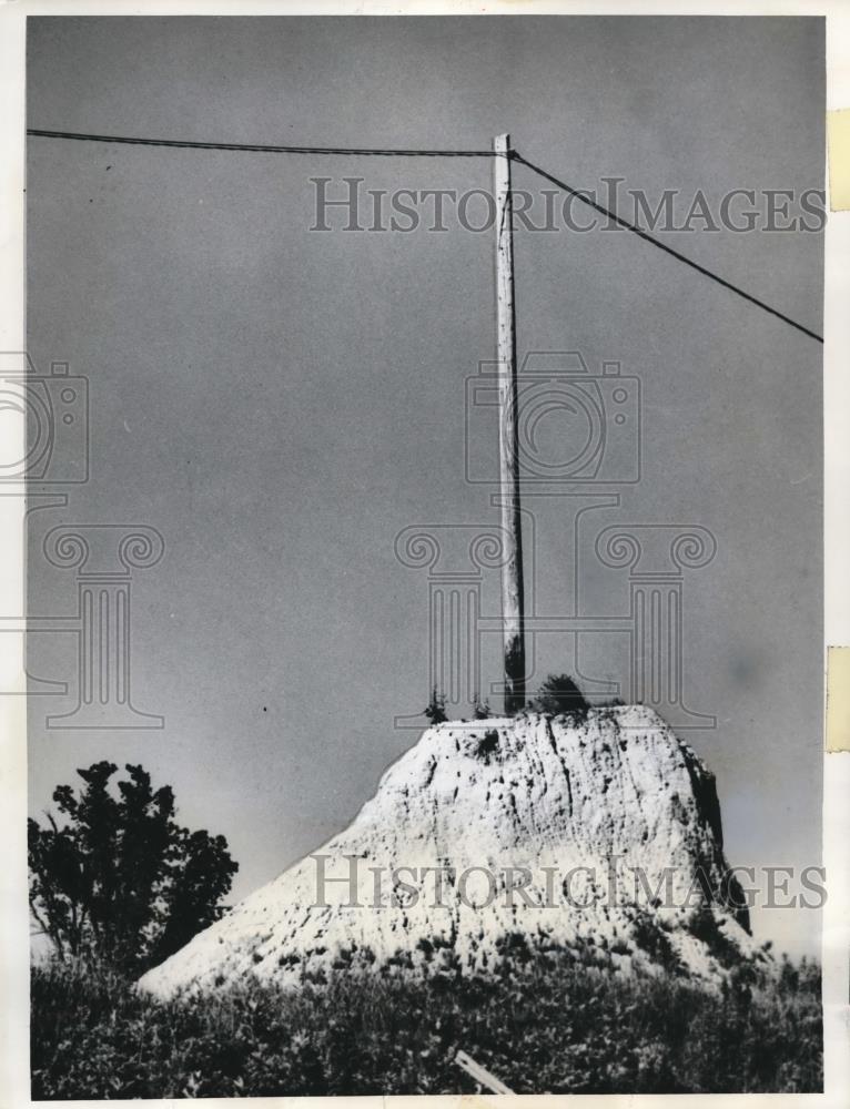 1970 Press Photo Excavating Workers Leave Mound of Dirt for Utility Pole - Historic Images