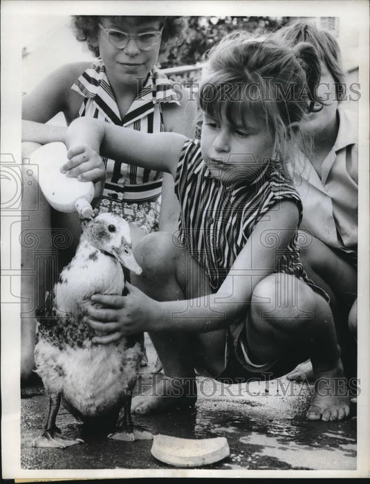 1961 Press Photo Heiss children bath pet duck "Lucky Duck" in Lowell OH - Historic Images