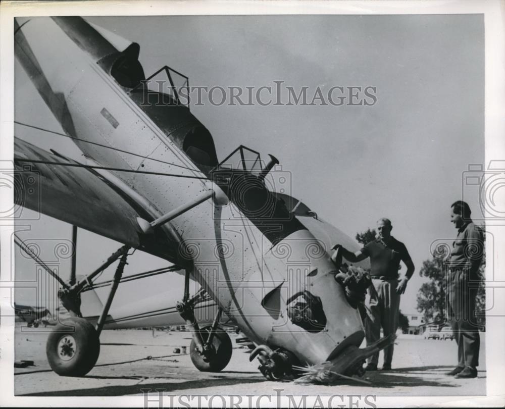 1954 Press Photo Leo Burlin &amp; Bill Kenney Look At Plane That Had Nosed Over - Historic Images