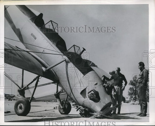 1954 Press Photo Leo Burlin & Bill Kenney Look At Plane That Had Nosed Over - Historic Images