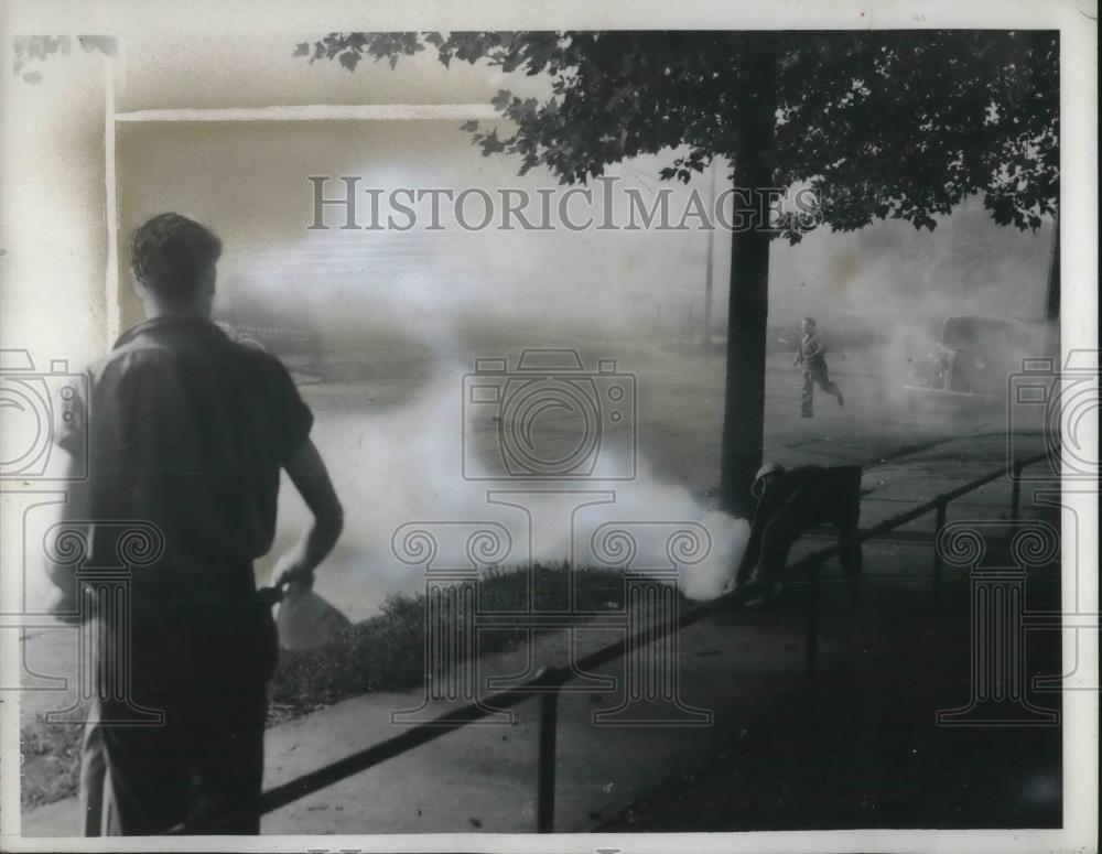 1939 Press Photo Tear Gas Bombs Used on Striking Workers of Fisher Body Plant - Historic Images