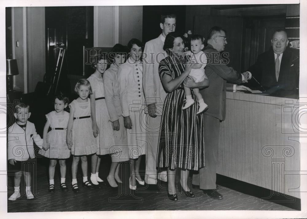 1954 Press Photo Hotel Manager Curt Smith Registers John J. Scally and Family - Historic Images