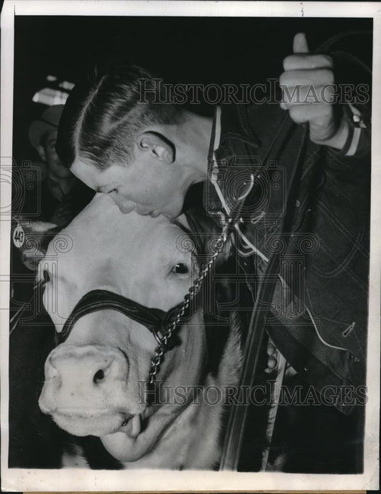 1949 Press Photo William Slaten kissing Judge Roy Bean, Worl's Champion Steer - Historic Images