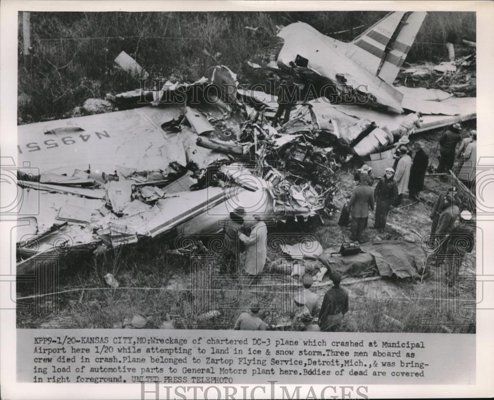 1954 Press Photo Wreckage of chartered DC-3 plane at Municipal Airport in Kansas - Historic Images