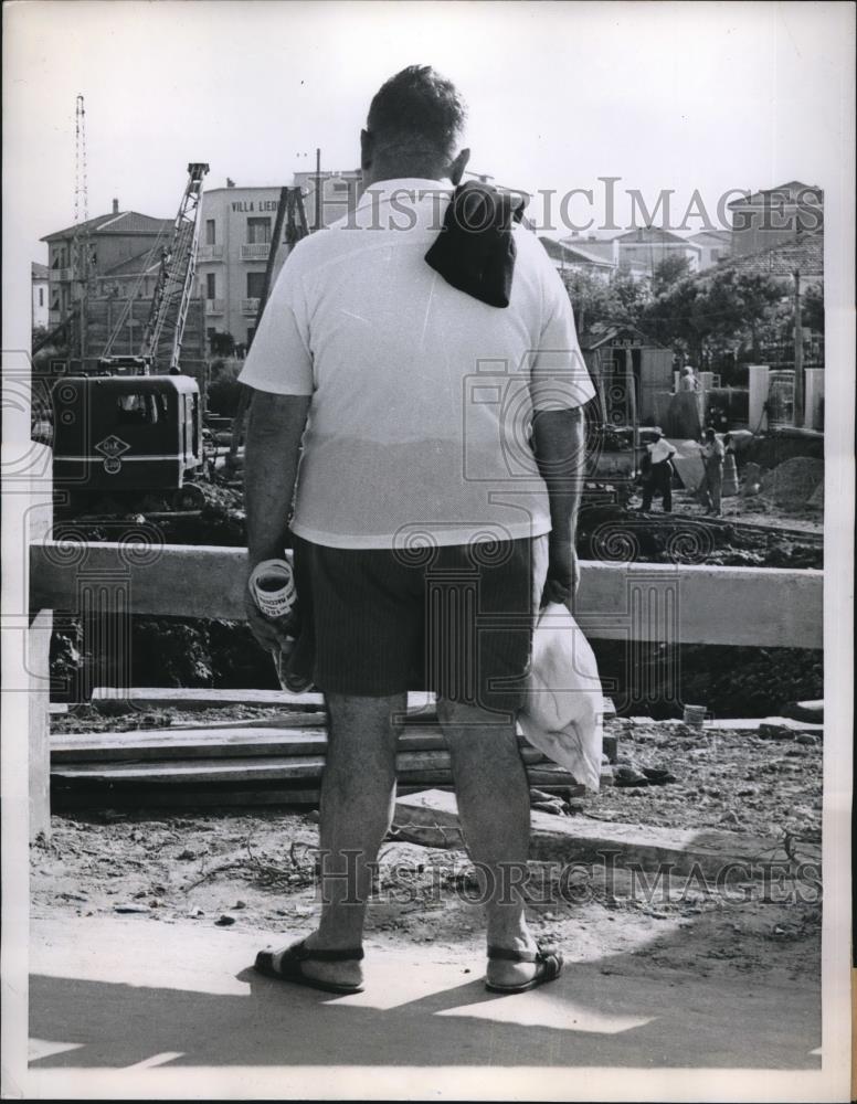 1957 Press Photo Portly German Visitor Views Scenes at Italy&#39;s Adriatic Coast - Historic Images